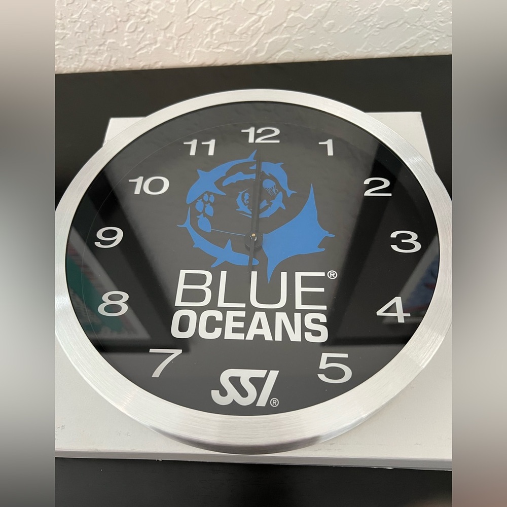 BLUE OCEANS NWOT DECORATIVE THEMED WALL CLOCK- beach house perfect gift.